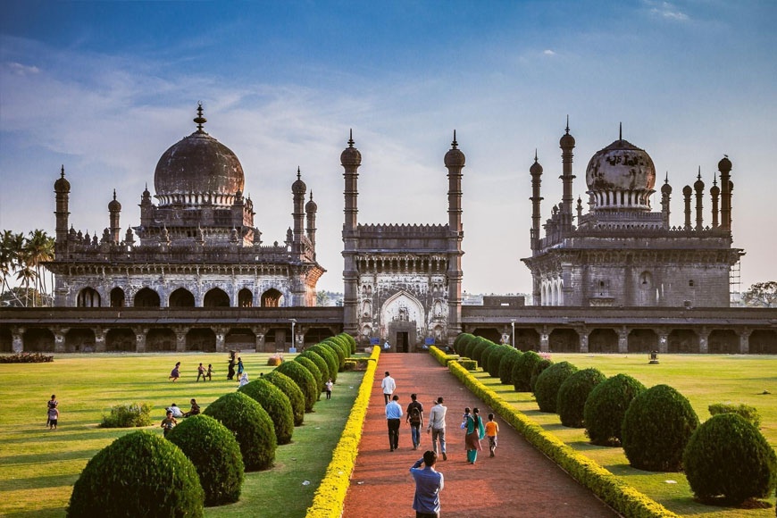 Exploring Karnataka’s Rich Temple Architecture and Historic Sites